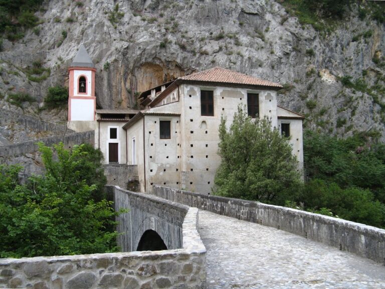 Santuario Santa Maria di Costantinopoli a Papasidero